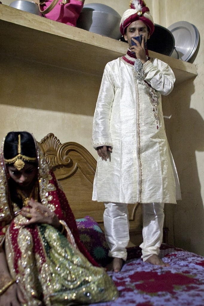 ၁၁။ မႈိင္ေတြေနတဲ့ သတို႔သမီး နက္ဆ၀မ္အာ့ခ္တာအနား အိပ္ယာေပၚမွာ ရပ္ေနတဲ့ မိုဟာမက္ ဟာစမာရာမန္ကို မန္နစ္ကန္ဂ်္ၿမိဳ႕က သူတို႔အိမ္မွာ ေတြ႔ရတာပါ။ (ဓာတ္ပံု - theguardian.com)