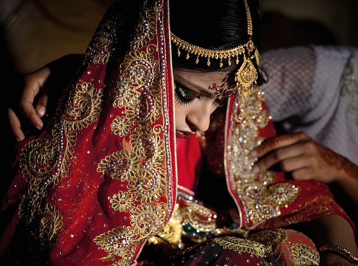 ၁၂။ စိတ္ပ်က္အားငယ္ေနတဲ့ နက္ဆ၀မ္အာ့ခ္တာကို မဂၤလာပြဲေန႔မွာ သူ႔ရဲ႕ သူငယ္ခ်င္းတ ေယာက္က အားေပးႏွစ္သိမ့္ေနတာကို ဒီပံုမွာေတြ႔ျမင္ႏိုင္ပါတယ္။ (ဓာတ္ပံု - theguardian.com)