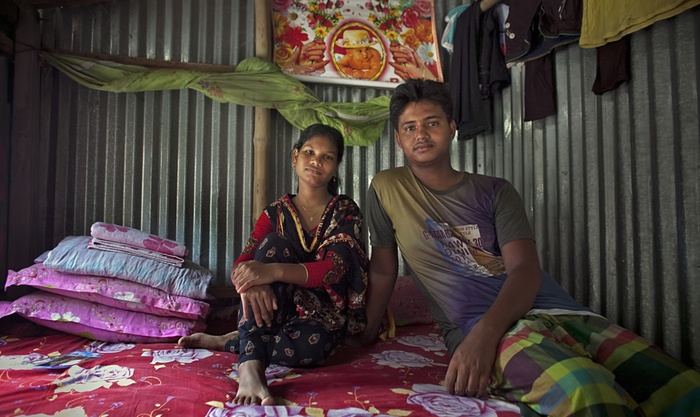 ၄။ ဒီပံုမွာေတာ့ အသက္ ၁၄ ႏွစ္အရြယ္ ရွင္းမားအာ့ခ္တာနဲ႔ သူ႔ခင္ပြန္းအသက္ ၁၈ ႏွစ္အရြယ္ မိုဟာမက္ဆိုေလးမန္တို႔ကို သူတို႔ရဲ႕အိမ္မွာေတြ႔ရတာ ျဖစ္ပါတယ္။ (ဓာတ္ပံု - theguardian.com)