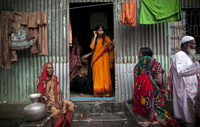 ၅။ ဒီပံုကေတာ့ အသက္ ၃၂ ႏွစ္အရြယ္အမ်ိဳးသားနဲ႔လက္ထပ္ရမယ့္ အသက္ ၁၅ ႏွစ္အရြယ္ နက္ဆ၀မ္အာ့ခ္တာရဲ႕ မဂၤလာပြဲေန႔မွာ အိမ္နီးခ်င္းတဦးရဲ႕အိမ္တံခါး၀မွာ ရိုက္ထားခဲ့တာပါ။ (ဓာတ္ပံု - theguardian.com)