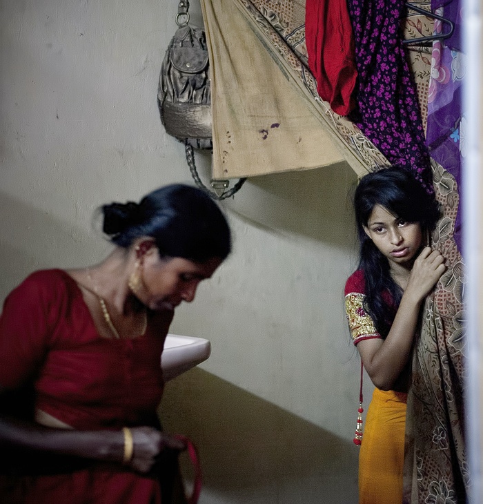 ၇။ ဒီပံုကေတာ့ နက္ဆ၀မ္ရဲ႕ မဂၤလာပြဲေန႔မွာ အလွျပင္ဆိုင္ထဲက အျပင္ကိုၾကည့္ေနတဲ့ပံုျဖစ္ ပါတယ္။ (ဓာတ္ပံု - theguardian.com)