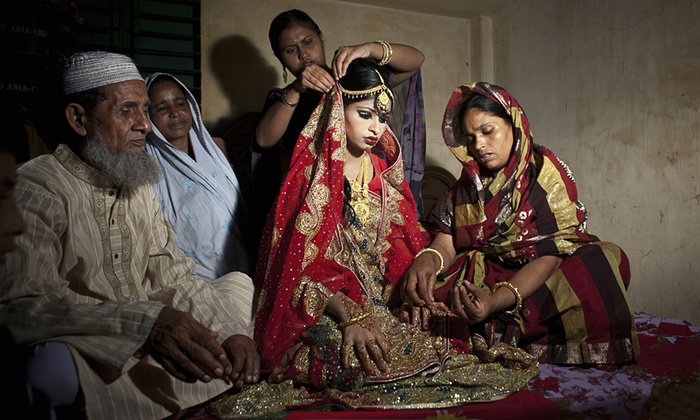 ၉။ ေဆြမ်ိဳးေတြနဲ႔အတူထိုင္ၿပီး မဂၤလာဓာတ္ပံုရိုက္ေနတဲ့ နက္ဆ၀မ္ရဲ႕ပံုျဖစ္ပါတယ္။ (ဓာတ္ပံု - theguardian.com)