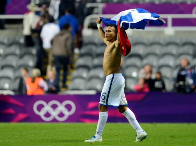 Honduras' Arnold Peralta celebrates after defeating Spain in the men's Group D football match in the London 2012 Olympic Games at St James' Park in Newcastle July 29, 2012. REUTERS/Nigel Roddis