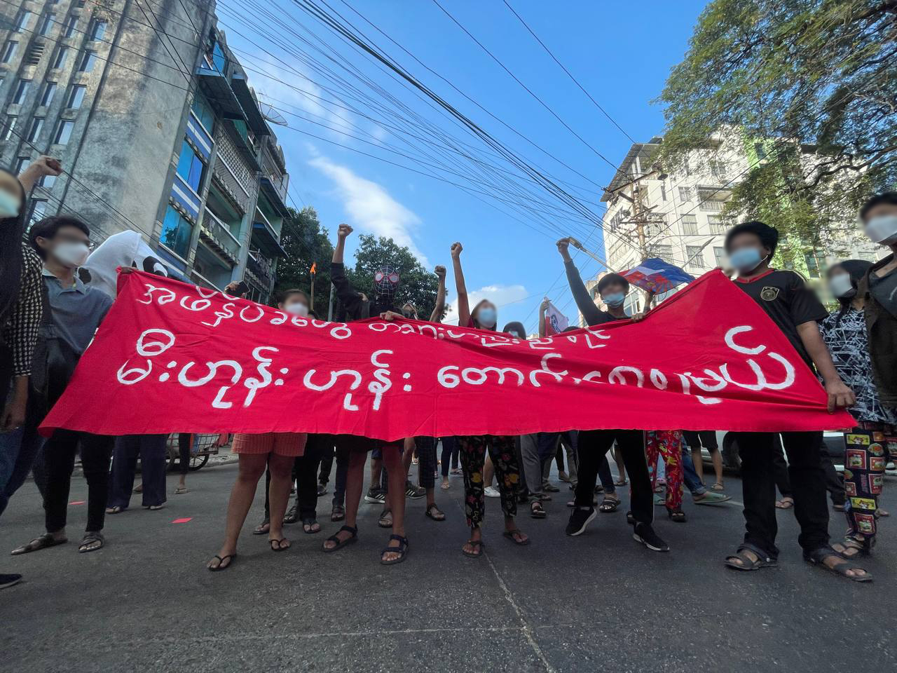 “အဖိနှိပ်ခံတွေ တသားတည်းညီရင် မီးဟုန်းဟုန်းတောက်စေရမယ်” ရန်ကုန်သပိတ် (ဓာတ်ပုံ)