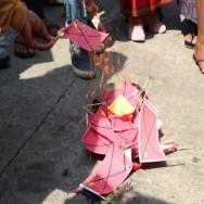 တရုတ်အလံမီးရှို့ရင်း ဖရဲသီးတော်လှန်ရေးပြုလုပ်