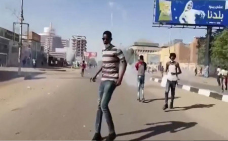 ဆူဒန်ဆန္ဒပြသူများကို လုံခြုံရေးတပ်က မျက်ရည်ယိုဓာတ်ငွေ့ ဖြင့် ပစ်ခတ်