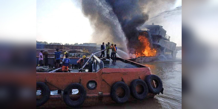 1 oil tanker caught fire in Yangon River;  4 injured, including 1 child