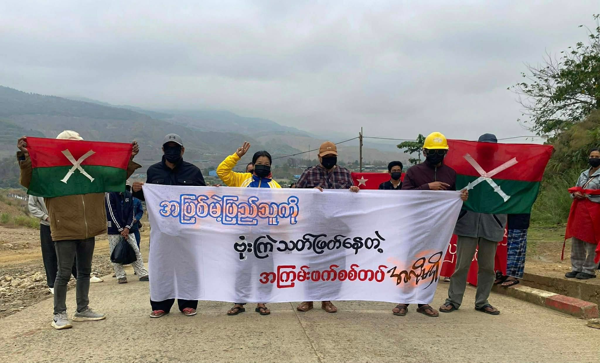 တရားမဝင် လွှတ်တော်နှင့် အစိုးရကို ဖားကန့်တွင် ဆန္ဒပြ