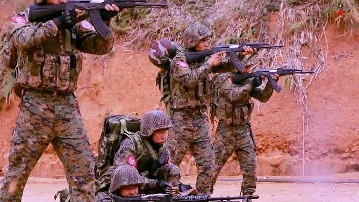 နတ်ရေကန်ပတ်ဝန်းကျင်ကို စစ်တပ်က ဗုံးကြဲပြီး လက်နက်ကြီးပစ်ကူဖြင့် ထိုးစစ်ဆင်နေ