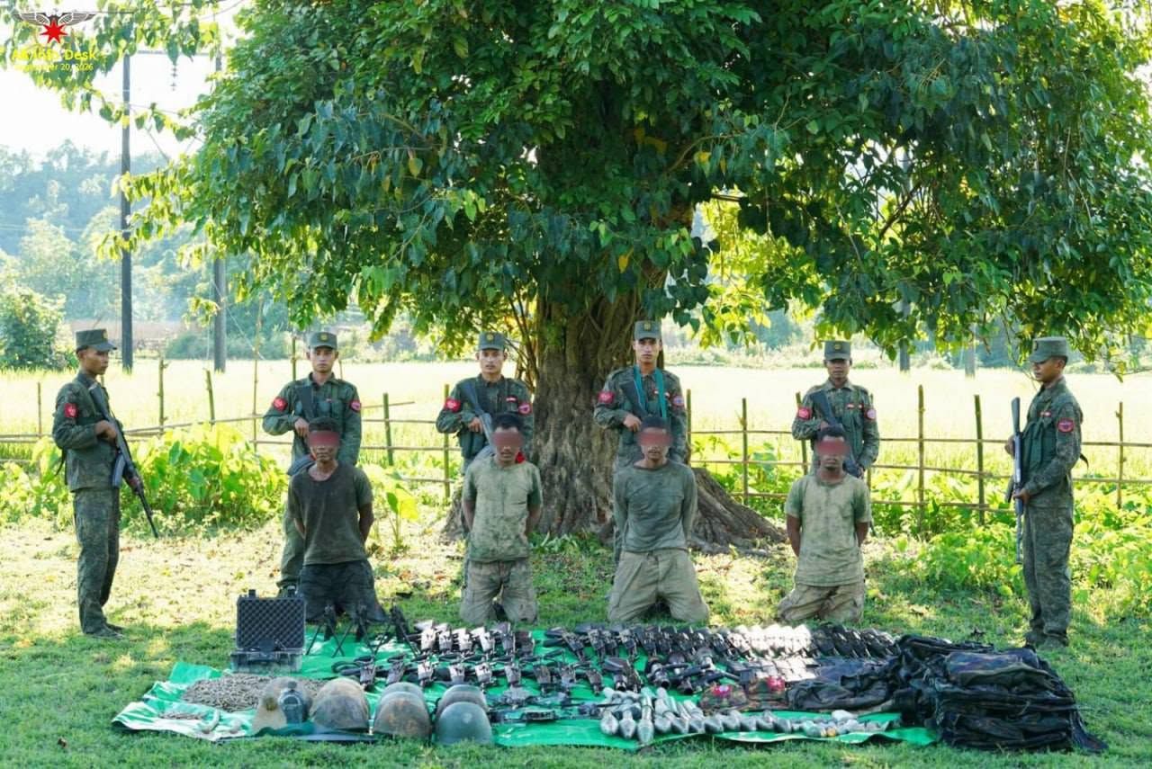 စစ်တွေ-ပုဏ္ဏားကျွန်းမြို့အစပ် တိုက်ပွဲများ၌ သိမ်းဆည်းရရှိခဲ့သည့် လက်နက်ခဲယမ်းများနှင့် စစ်သုံ့ပန်းအချို့ ။ (Photo: AA)