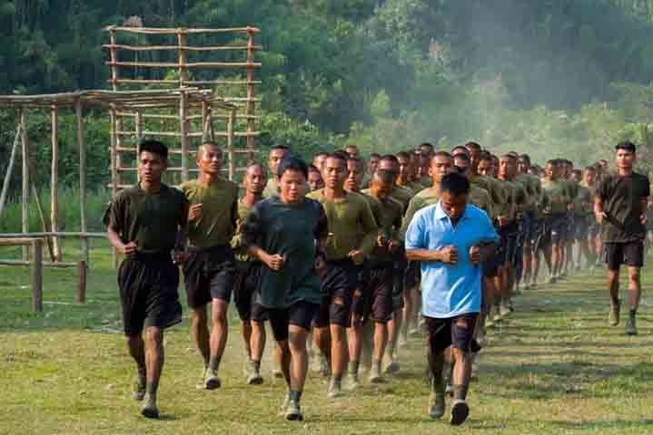 ရခိုင်လူငယ်များကို စစ်အာဏာရှင်တပ်နှင့် AA က ၂ ဖွဲ့လုံးက စစ်သားသစ်အဖြစ် စုဆောင်းနေ