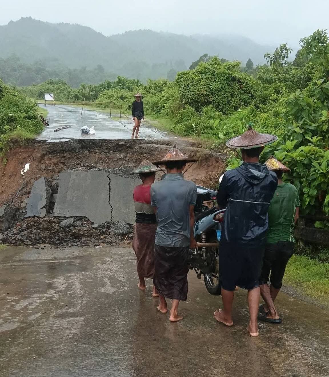 ရေကြီးမှုကြောင့် မင်းပြား-အမ်း လမ်းပိုင်း ပျက်စီးပြီး လမ်းပိတ်နေ