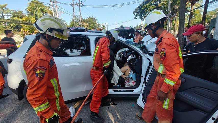 မရမ်းကုန်းတွင် ဓာတ်တိုင်ကို ဝင်တိုက်ပြီး ကားပေါ်ပါ ၃ ဦးသေ၊ ၂ ဦး ဒဏ်ရာရ