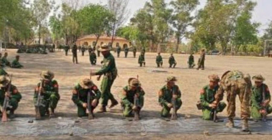 အင်္ဂပူတွင် စစ်မှုထမ်းလူငယ်များကို လေ့ကျင့်ပေးနေသည့် စစ်တပ်။(Photo: Kyaw Htet)