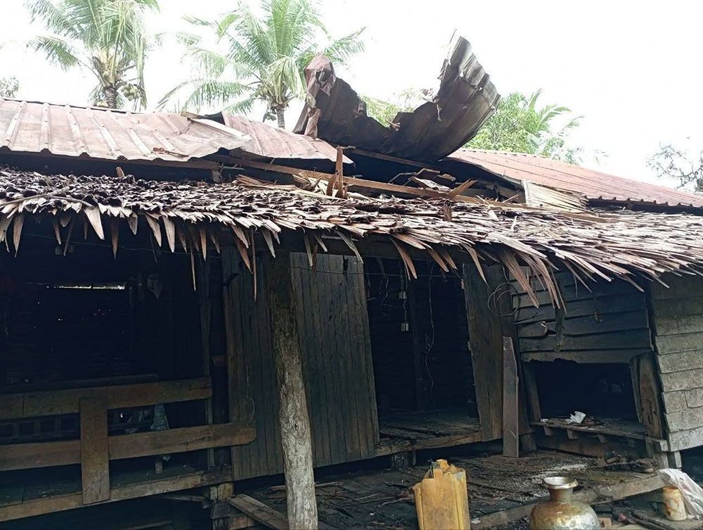 စစ်တပ် လက်နက်ကြီးကျည် ထိမှန်ခဲ့သည့် ပေါက်ပြင်ရွာက နေအိမ်။ (Photo: CJ + GEM)