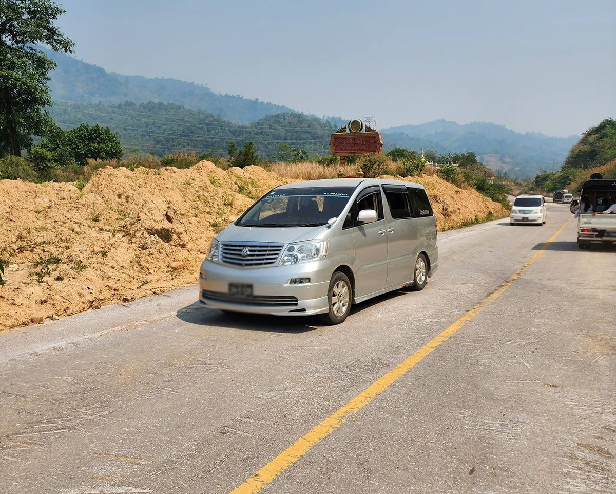 အာရှလမ်းတွင် သွားလာနေသည့် ယာဉ်အချို့။ (Photo: DVB)