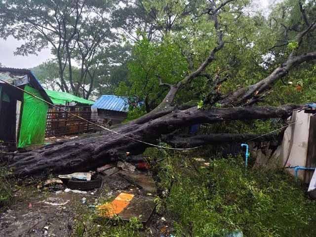 ဧရာဝတီတိုင်း၌ မိုးသည်းထန်ပြီး လေပြင်းတိုက်ခတ်မှုကြောင့် နေအိမ်နှင့် လျှပ်စစ်မီးတိုင်များ ပျက်စီး