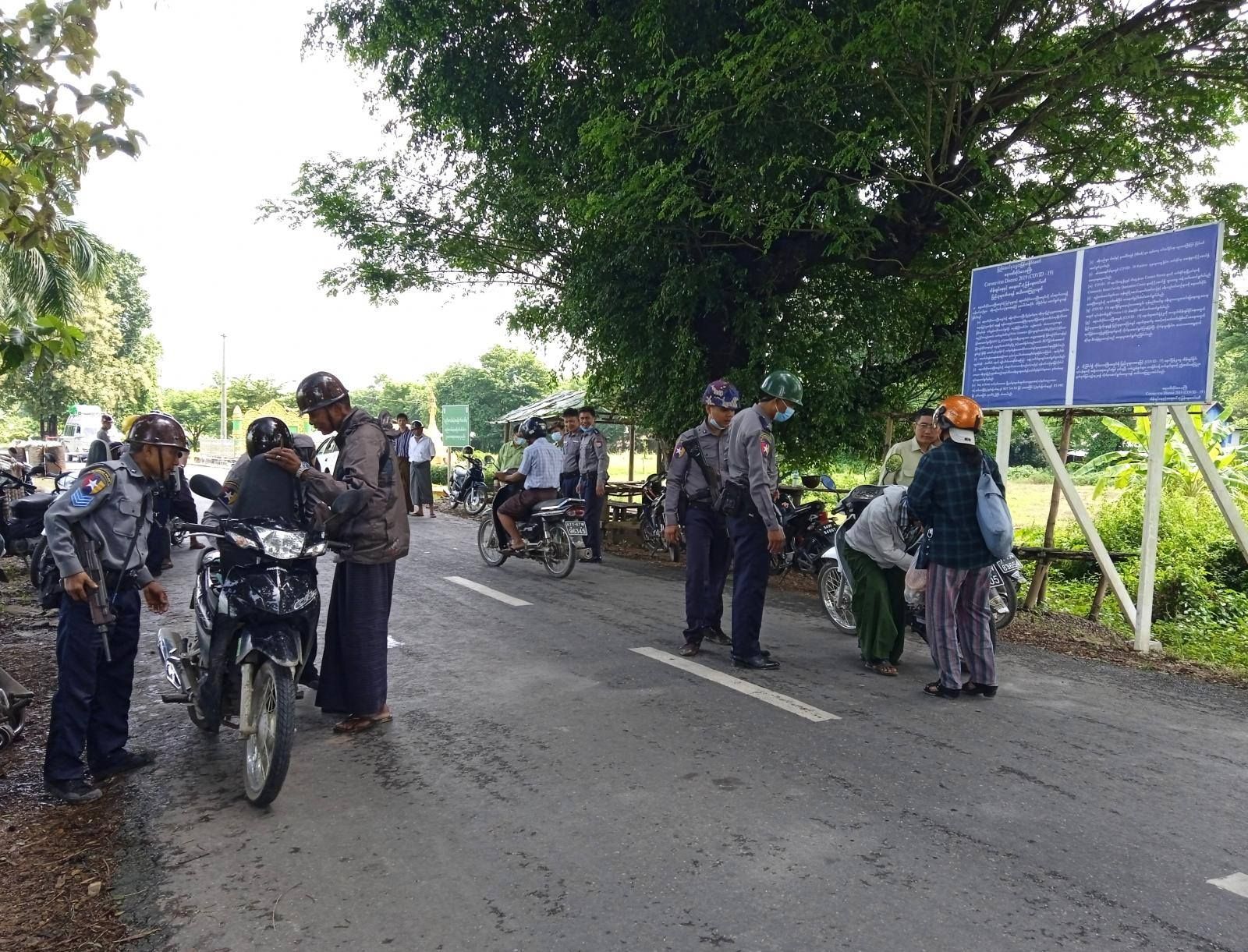 အင်္ဂပူတွင် စစ်ကောင်စီ ရဲများက စစ်ဆေးနေစဉ်။ (Photo : KKL)