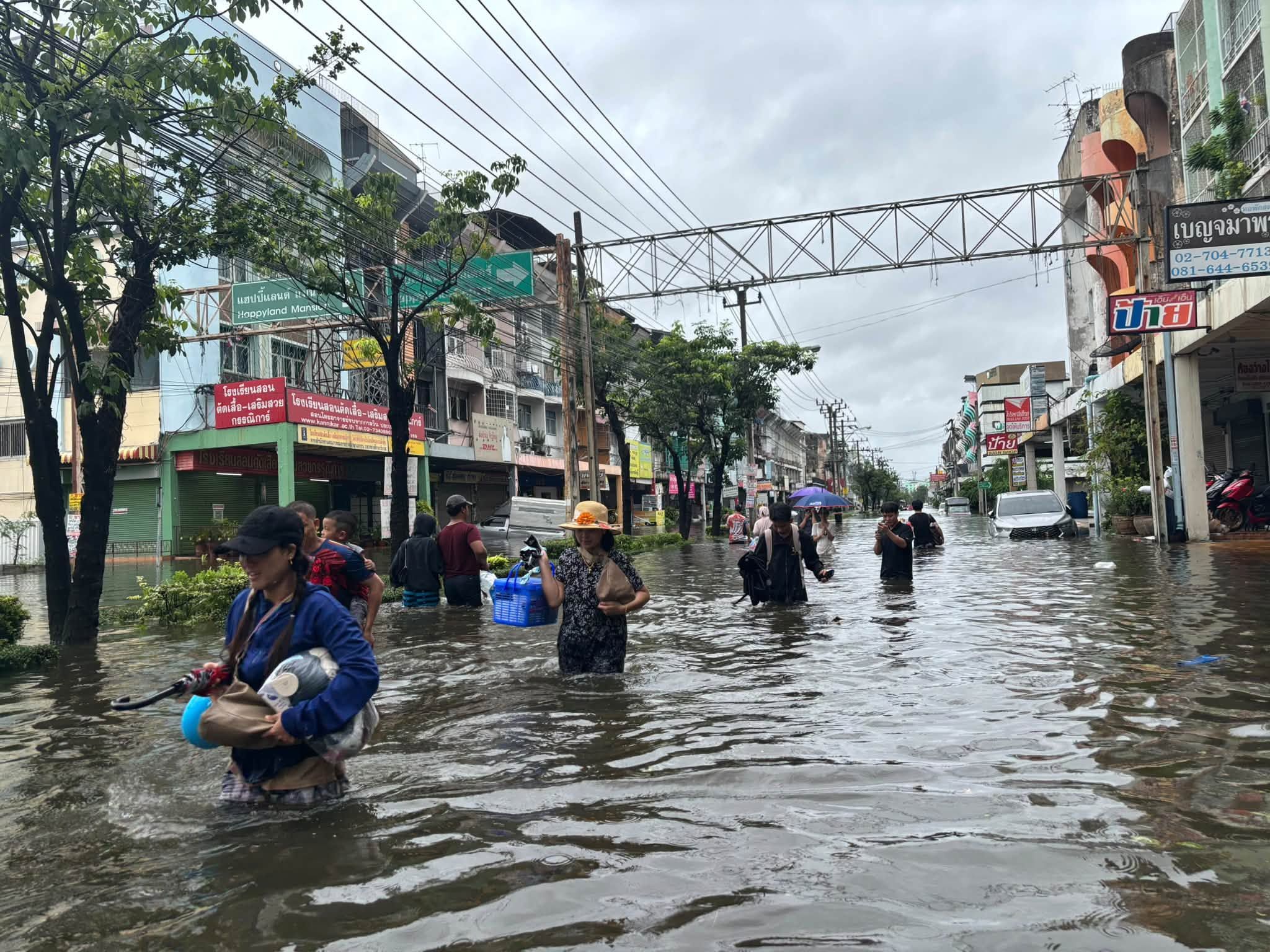 ဘန်ကောက် ရေကြီးရေလျှံမှု ၄ ရက်မြောက်နေ့ မြင်ကွင်း (ဓာတ်ပုံ)  