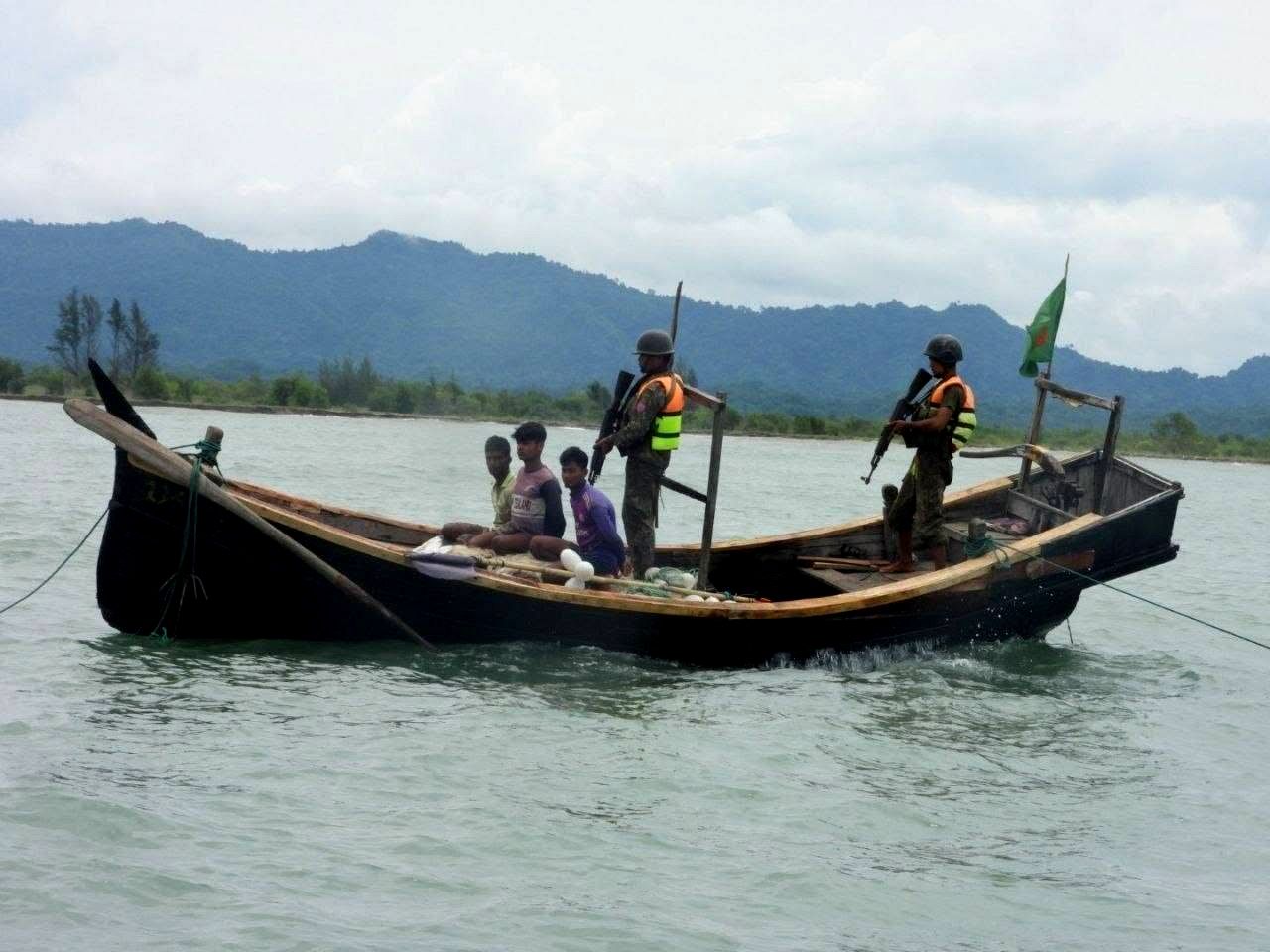 ဖမ်းဆီးခံ ဘင်္ဂလားဒေ့ရှ်ငါးဖမ်းသမားများနှင့် စက်လှေ။ Photo: APM 