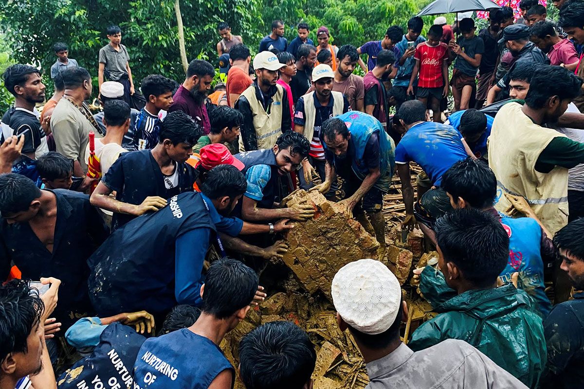 ဇူလိုင် ၈ ရက်က ကော့ဇ်ဘဇားရှိ ရိုဟင်ဂျာဒုက္ခသည်စခန်း၌ မြေပြိုပြီး ပိတ်မိနေသူများကို ကယ်ဆယ်ရန် ကြိုးပမ်းနေကြစဉ်။ (Photo: Reuters)