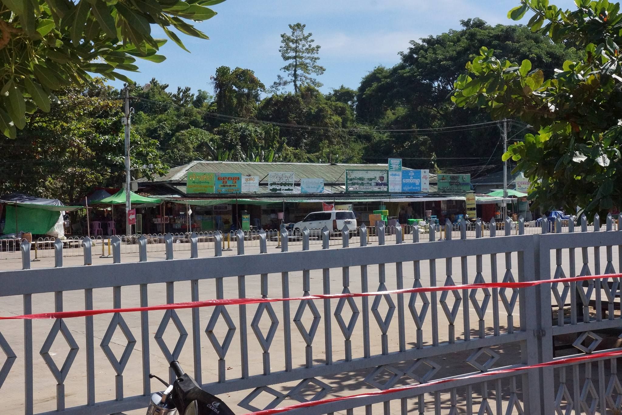 ဘာဂသီရိကားဝင်းကို တွေ့ရစဥ်။ (Photos :  ဟိန်းမင်းသူ)