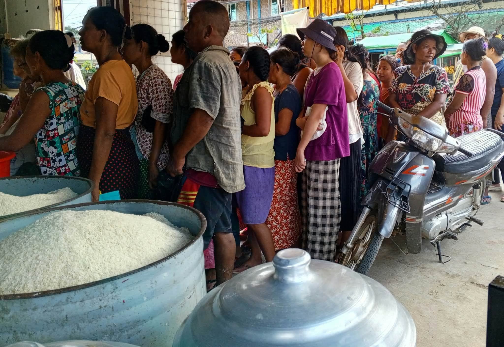 နေ့စားနှင့် လခစားဝန်ထမ်းများ ဆန်ကွဲဆန်ကို ဝယ်စားနေရ 