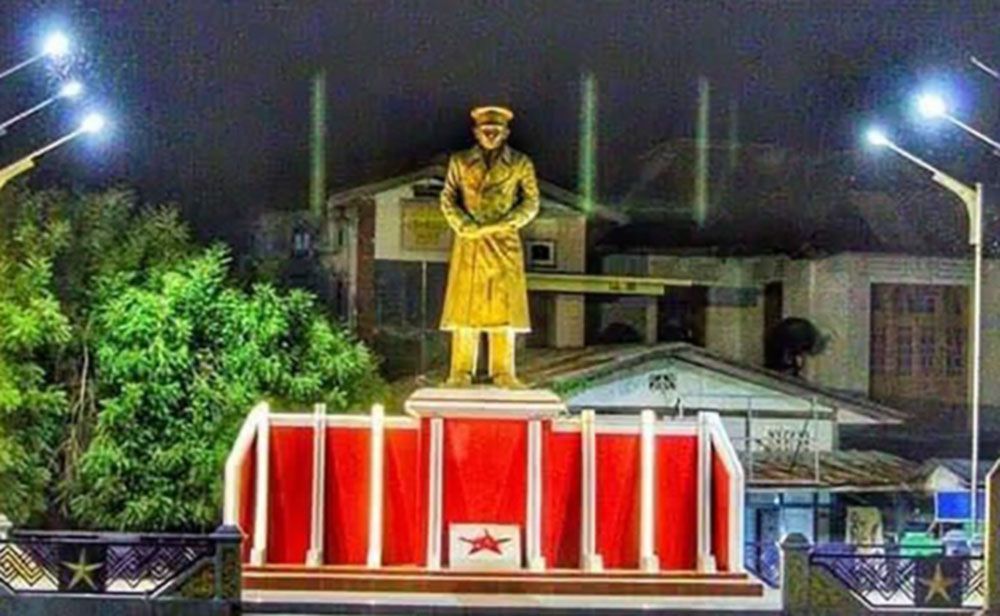 ဗိုလ်ချုပ်အောင်ဆန်းရုပ်တု ပုံဟောင်း (Photo: ပင်မသတင်းဌာန (ရွှေဘိုခရိုင်)၊ ရေဦးမြို့နယ် ပကဖ)