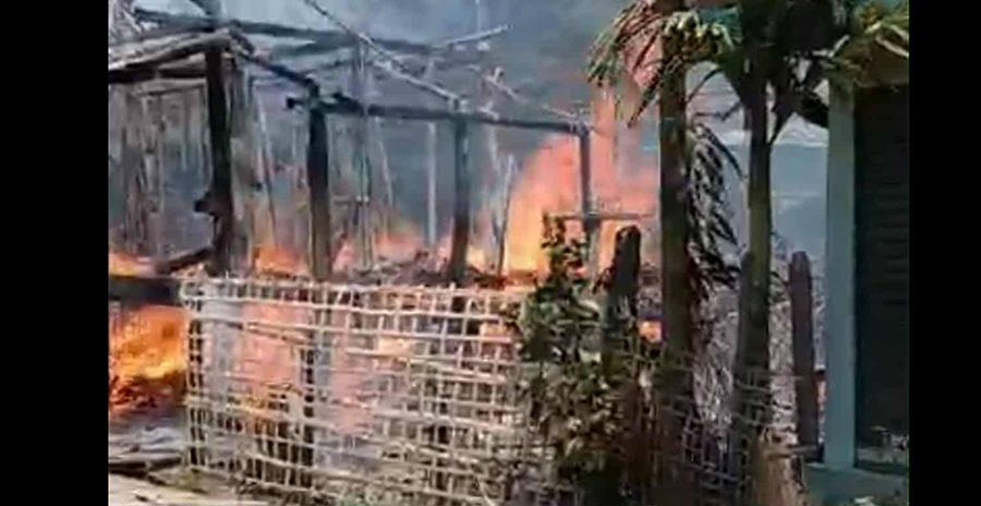 ဗုံးကြဲခံခဲ့ရသည့် စနဲမြို့စျေးပိုင်းရပ်ကွက် (Photo : CJ)