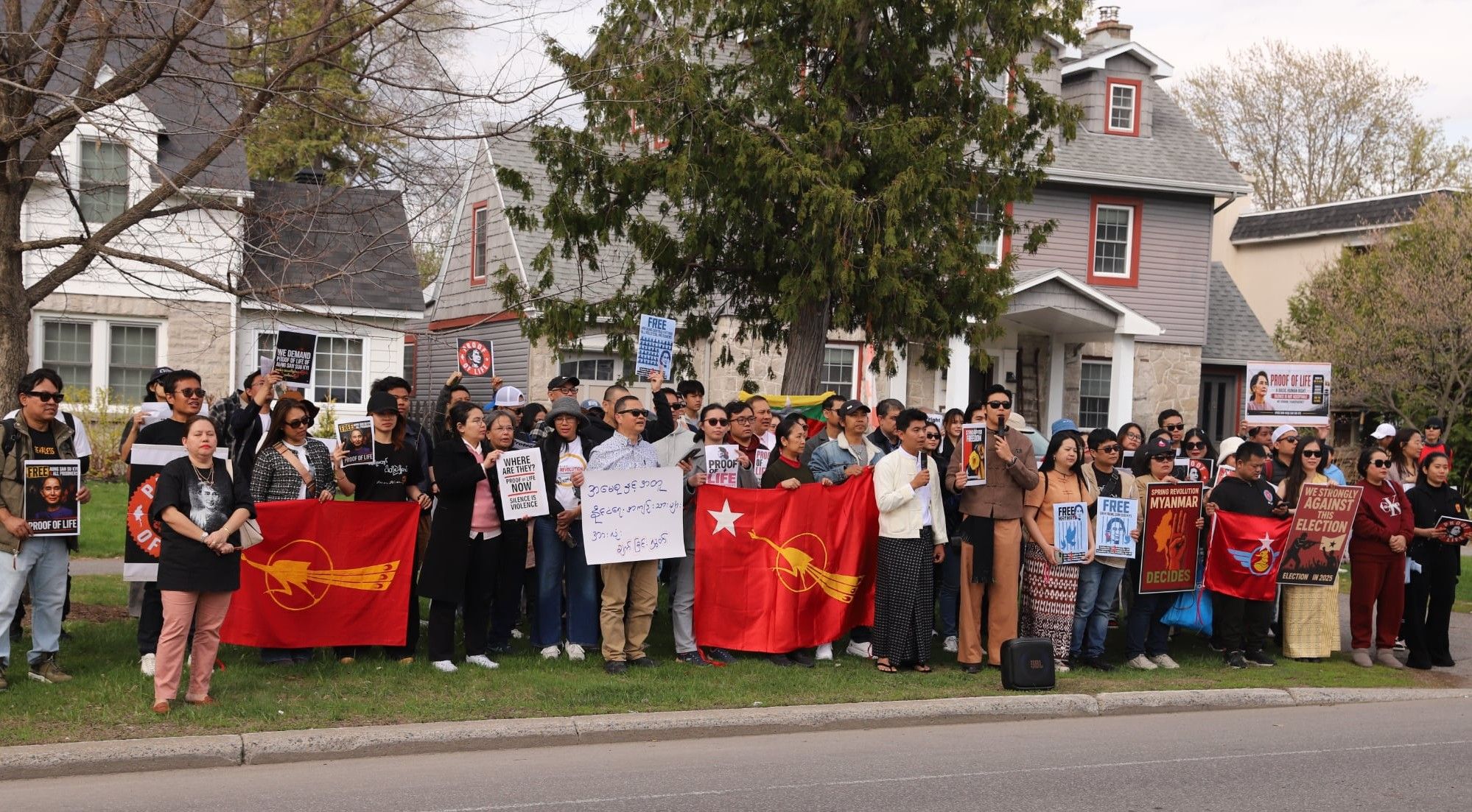 သရုပ်ဆောင်ခါရာအပါအဝင် မြန်မာ့အရေးလှုပ်ရှာသူများ ကနေဒါရှိ စစ်အာဏာရှင်သံရုံးရှေ့၌ ဆန္ဒပြ (ဓာတ်ပုံ)