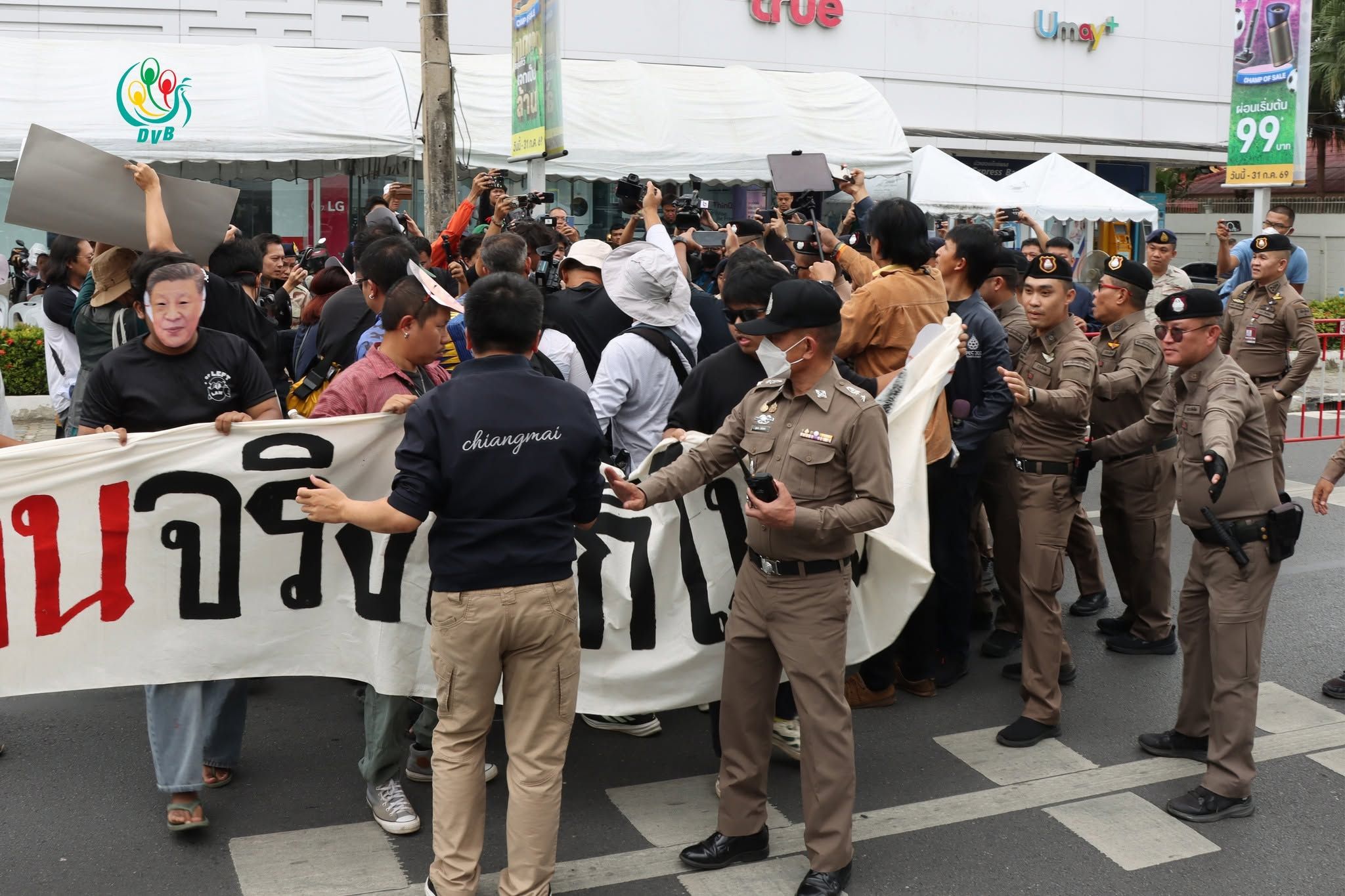 ချင်းမိုင်မြို့၊ တရုတ်ကောင်စစ်ဝန်ရုံးရှေ့ ဆန္ဒပြသူ  ၂ ဦး ဒဏ်ရာရ 
