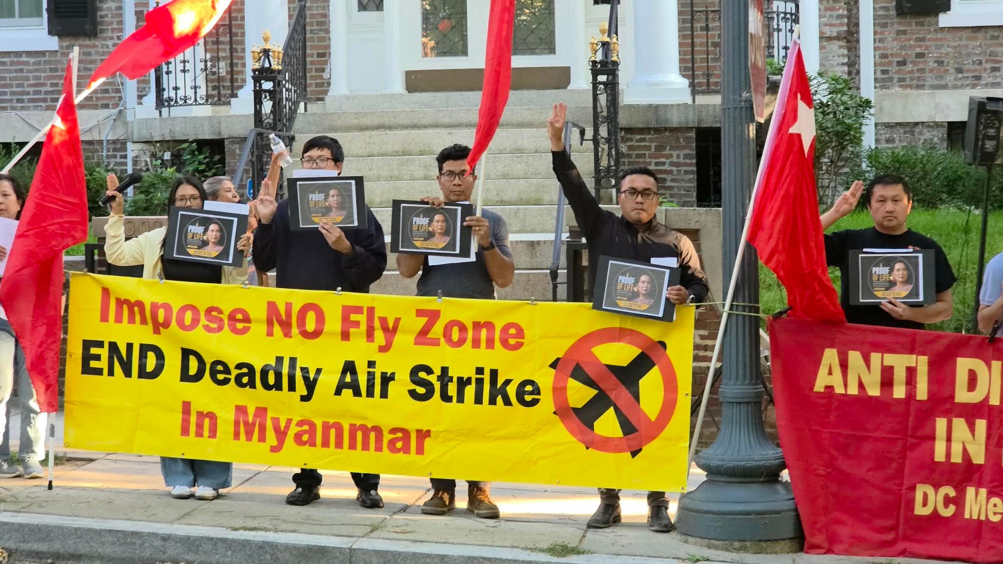 ၁၉၈၈ စစ်အာဏာသိမ်းမှု ၃၈ နှစ်ပြည့် ဆန့်ကျင်ရှုတ်ချပွဲ ဝါရှင်တန်ဒီစီ မြန်မာသံရုံးရှေ့ ပြုလုပ် 