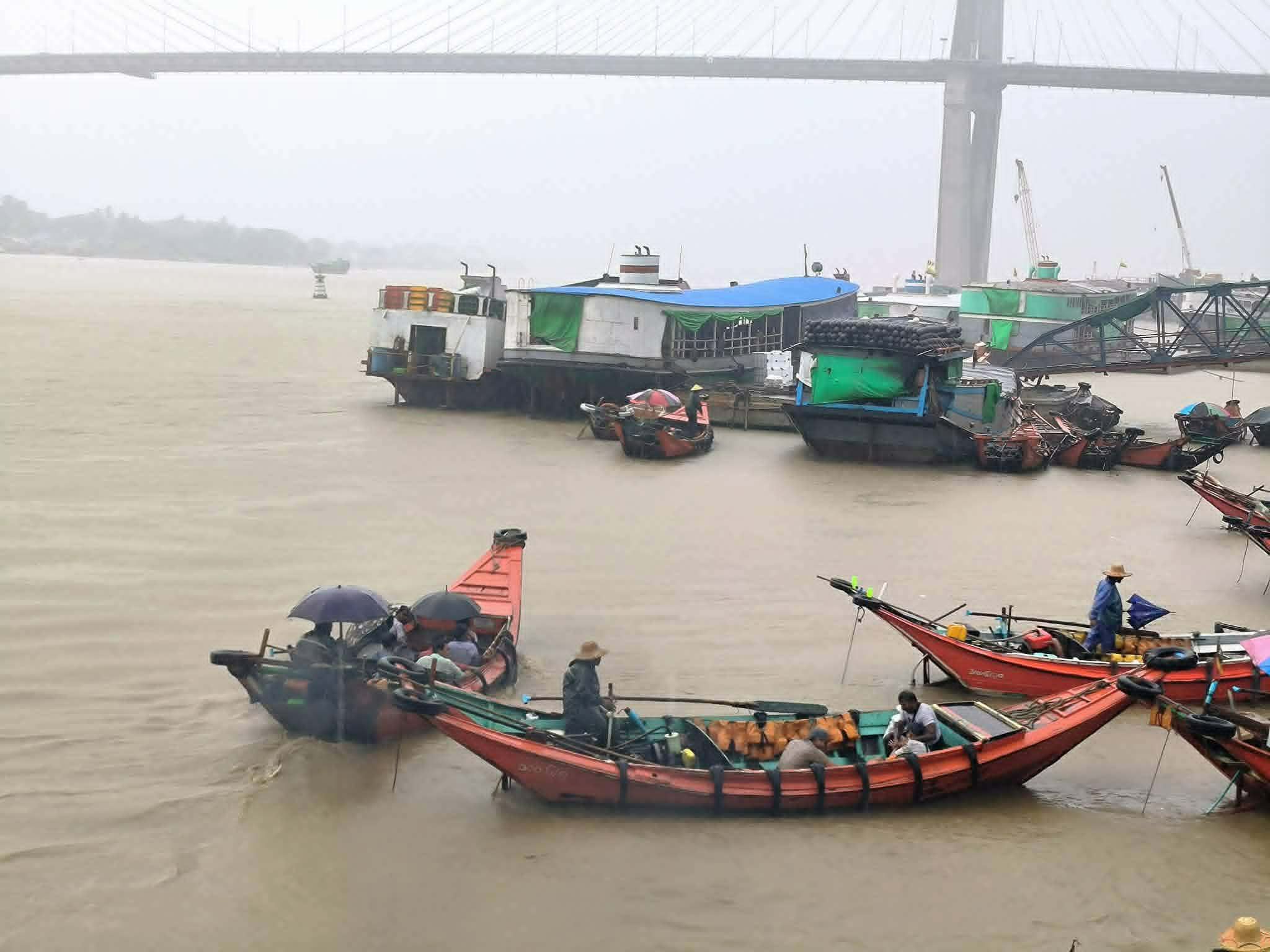 ရန်ကုန်-ဒလ တံတား ဖွင့်လိုက်သော်လည်း သမ္ဗန်စီးသူ အများအပြားရှိနေဆဲ