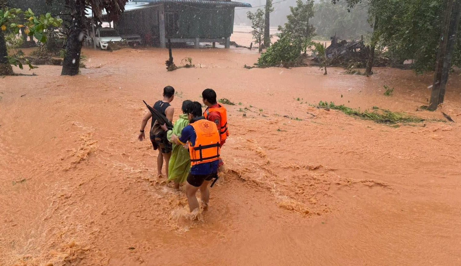 ထားဝယ်ဒေသတွင် ရေကြီးမြေပြိုပြီး လူ ၅ ဦးထက်မနည်း သေဆုံး