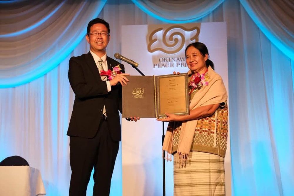 ၁၃ ကြိမ်မြောက် အိုကီနာဝါ ငြိမ်းချမ်းရေးဆုကို ဒေါက်တာစင်သီယာမောင် လက်ခံရယူ