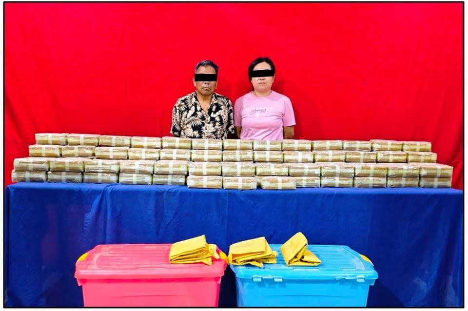 စိတ်ကြွဆေးပြား ၁၄ ဒသမ ၇ သိန်းနှင့်အတူ ဖမ်းမိသည့် အောင်ရဲကျော် (ခ) မြင့်ကျော် နှင့် မအားဖန် (ခ) ဆိုင်ဘန်း။ (Photo: CCDAC MYANMAR)