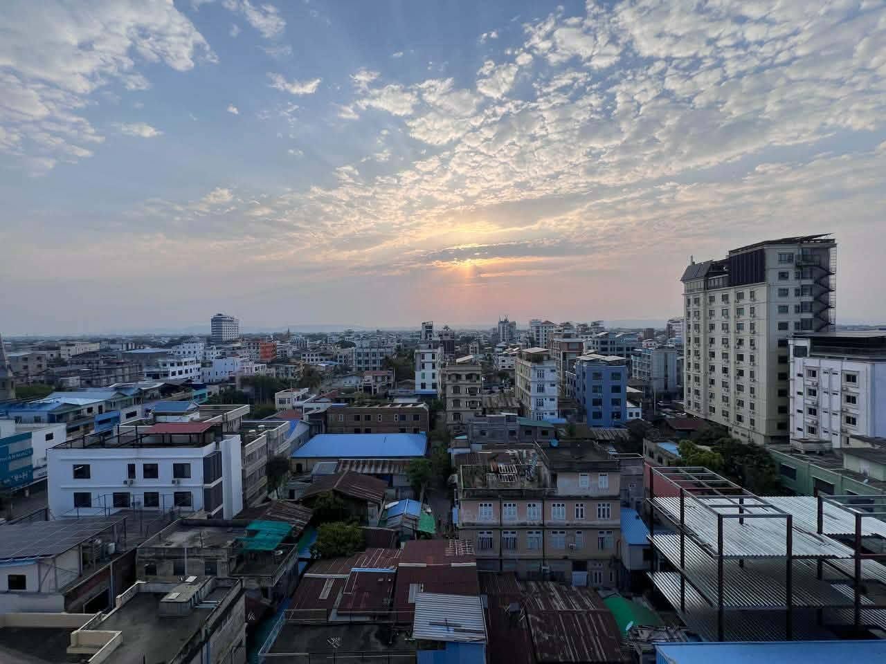 မြန်မာ့အိမ်ခြံမြေပူဖောင်း စတင်ပေါက်ကွဲလာနေ၍ ရင်းနှီးမြှုပ်နှံသူအချို့ ကားဘက်လှည့် 