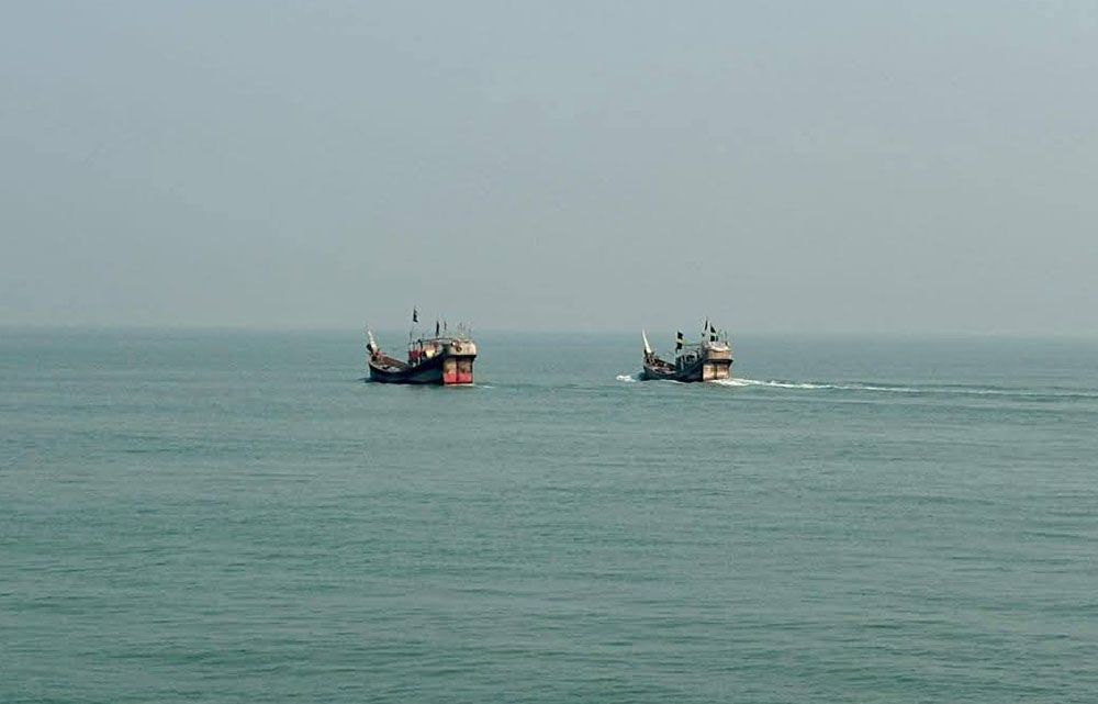ရခိုင်ရေပိုင်နက်အတွင်းမှ ငါးဖမ်းစက်လှေအချို့။ (Photo: AA၊ APM)