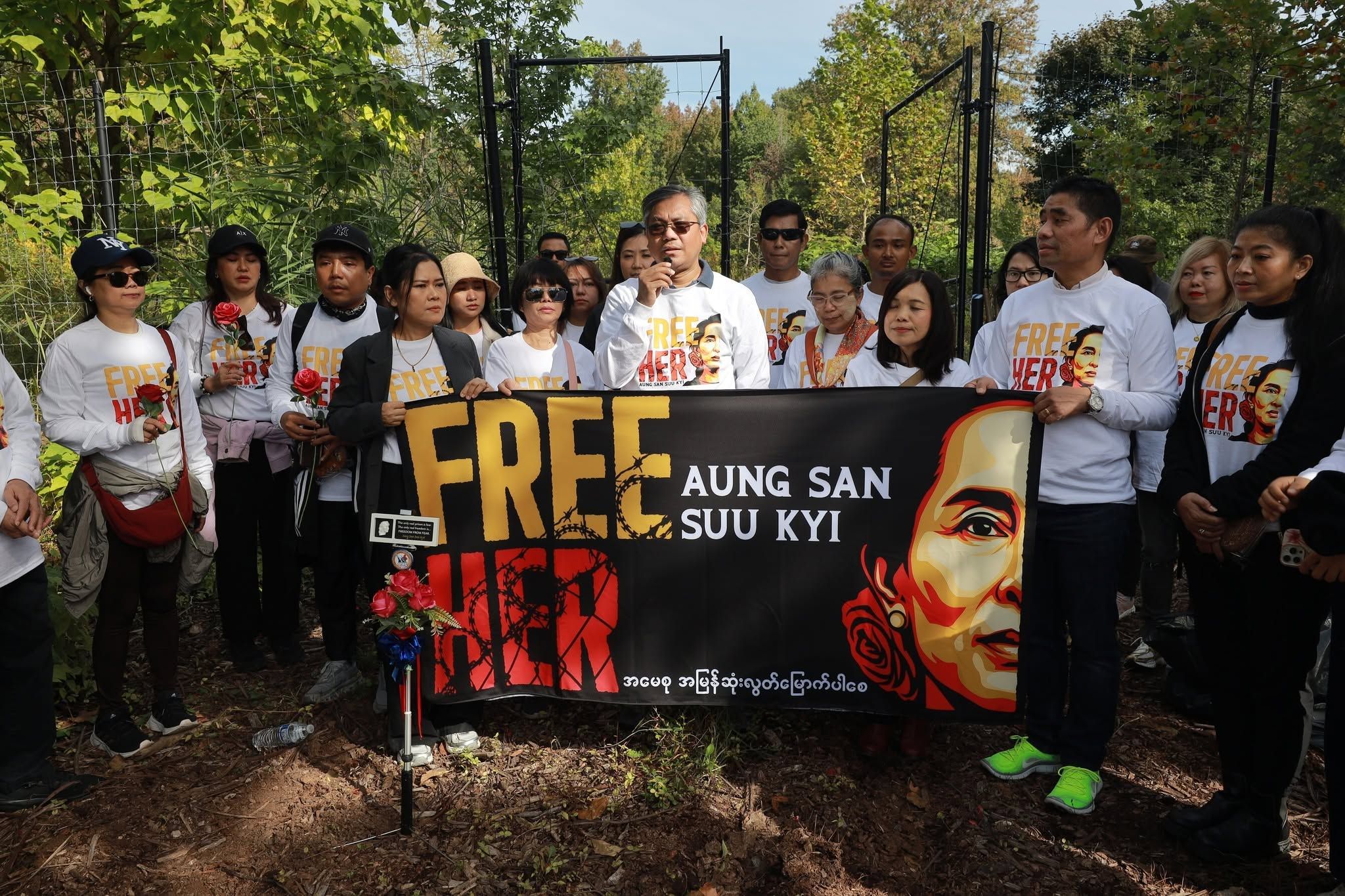 ဒေါ်အောင်ဆန်းစုကြည်လွတ်မြောက်ရေး Free HER Campaign အထိမ်းအမှတ် သစ်ပင်စိုက်ပွဲ နယူးယောက်တွင် ပြုလုပ် (ဓာတ်ပုံ) 