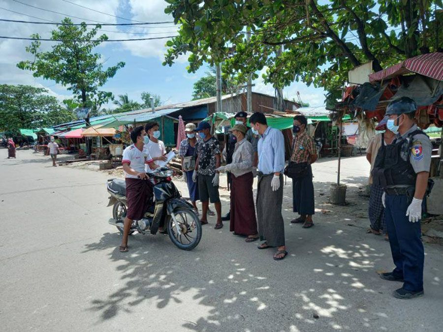 လှိုင်သာယာ အဝေးပြေးကားဝန်းအတွင်း စစ်ဆေးနေသည့် ရဲတပ်ဖွဲ့ဝင်အချို့။ (Photo: MV)