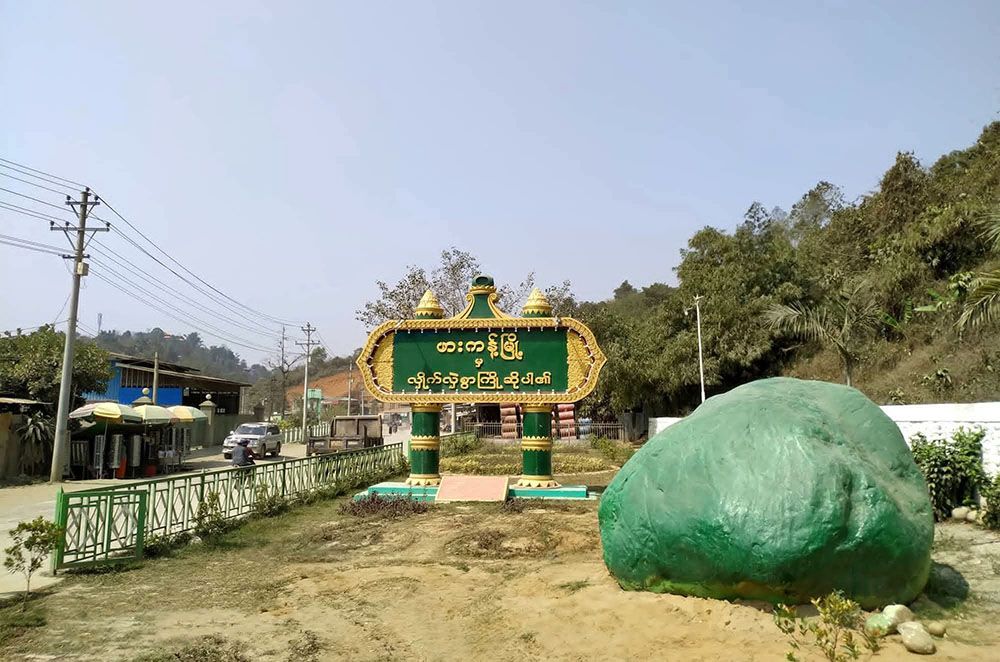 လုံးခင်းတွင် စစ်တပ်က တည်းခိုခန်းနှင့် ဆီဆိုင်ကို ဝင်မွှေပြီး ပစ္စည်းများယူသွား
