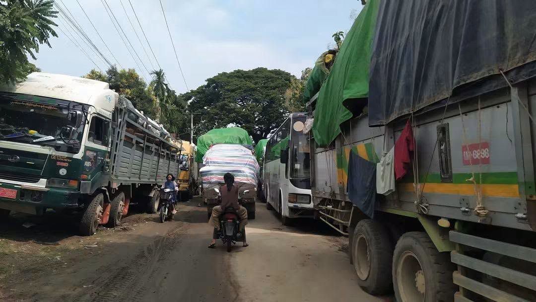 Photo: ကသာ သားကြီး (အောက်တိုဘာလဆန်းပိုင်း ကသာမြို့မှာပိတ်မိနေတဲ့ ကုန်တင်ကားများ)