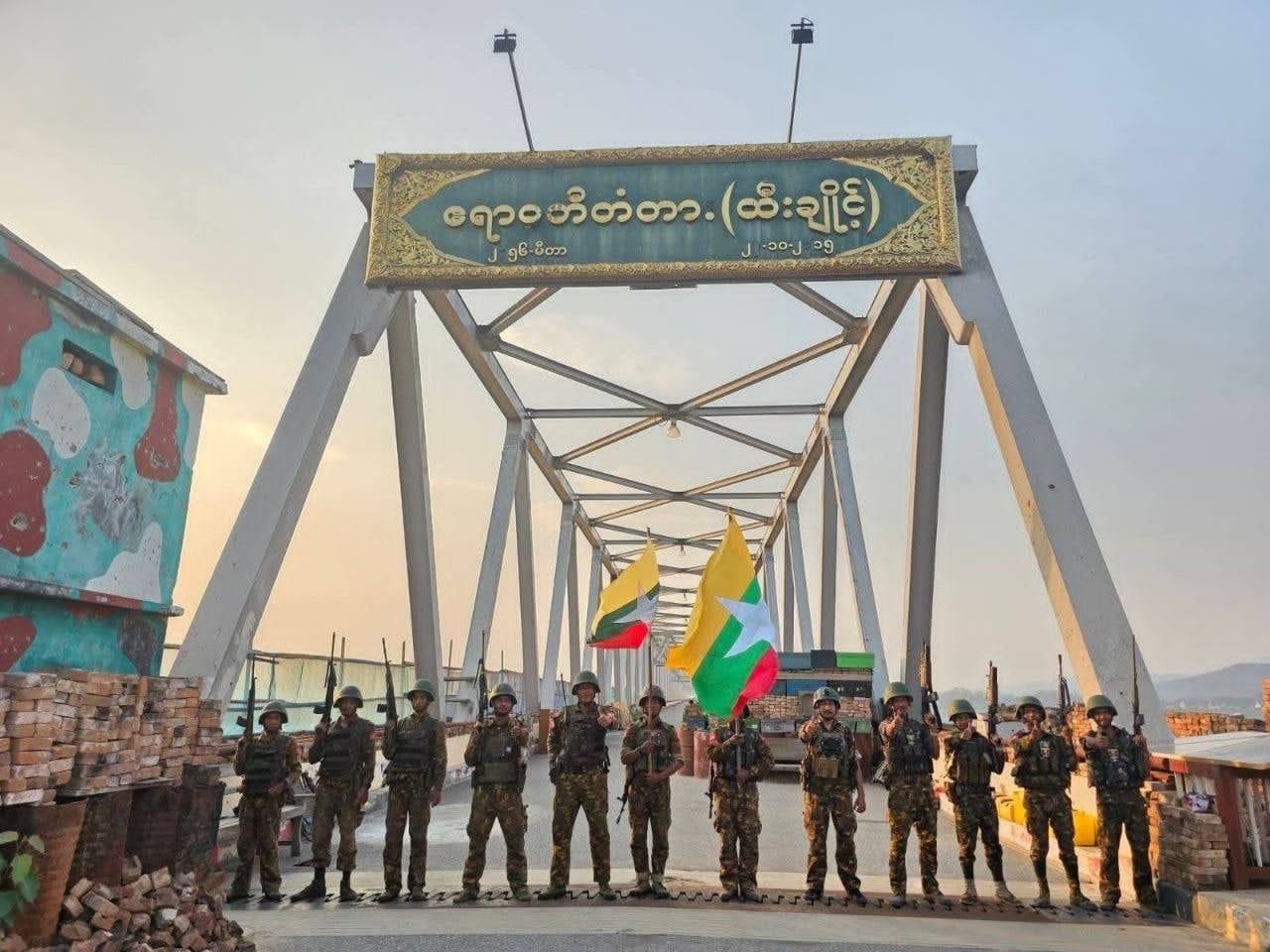 ထီးချိုင့်မြို့ကို ပြန်ထိန်းချုပ်နိုင်ပြီးနောက် တွေ့ရသည့် စစ်သားများ။ (Photo: Pro-regime social media)