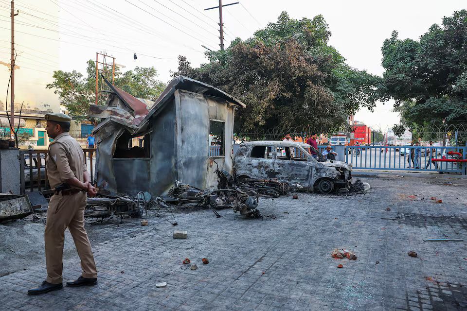 အိန္ဒိယတွင် လုပ်ခလစာတိုးတောင်းသည့် အလုပ်သမားဆန္ဒပြပွဲ အကြမ်းဖက်မှုအသွင်ပြောင်းလာ