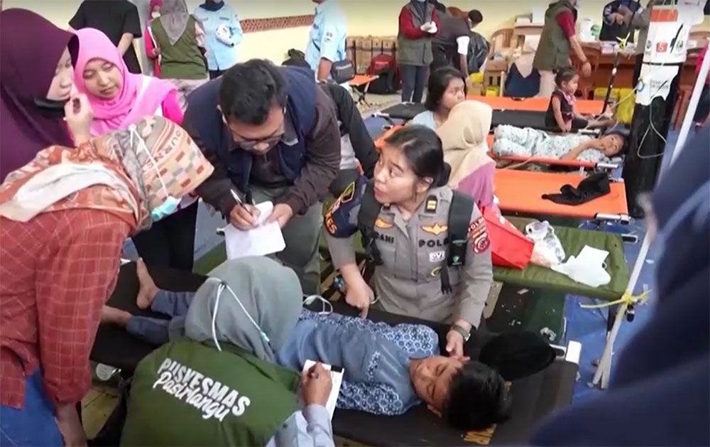အစာအဆိပ်သင့်သည့် ကလေးငယ်များကို ကုသမှုပေးနေစဉ်။ (Photo: REUTERS / KOMPAS TV / INDONESIA PRESIDENTIAL PALACE)