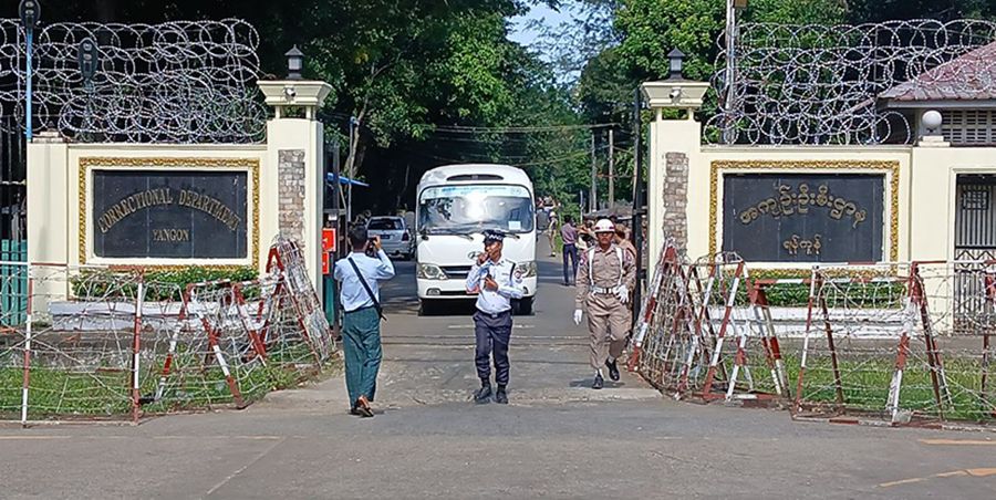   အင်းစိန်ဆေးရုံတွင် ဆေးကုသနေသည့် နိုင်ငံရေးအကျဉ်းသားအပါအဝင် ၂ ဦးကို ရဲမှူးက ရိုက်နှက်