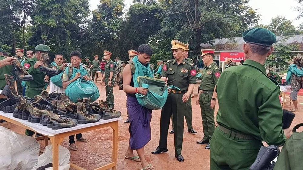 ဧရာဝတီတိုင်းက စစ်မှုထမ်းလူငယ်များ။ (Photo: MOI)