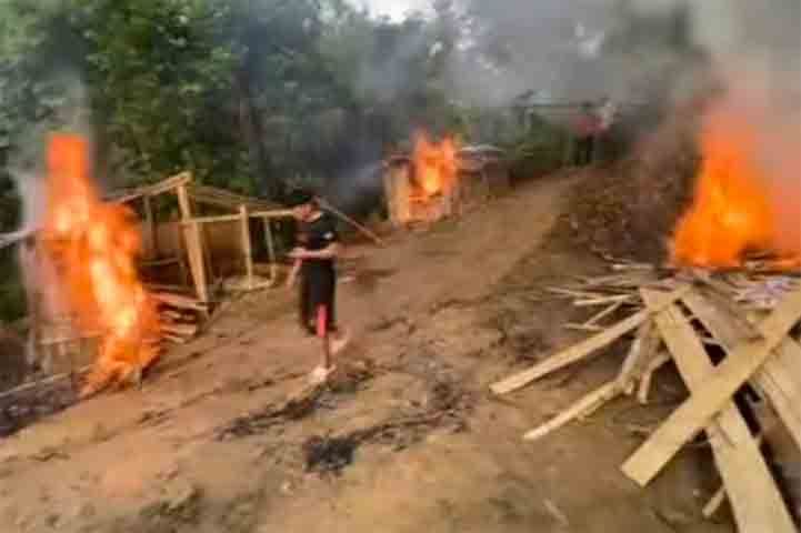 ယာ‌ဉ်မောင်း ၁ ဦးပစ်ခတ်ခံရပြီးနောက် မူဆယ် - နမ့်ခမ်းလမ်းပေါ် ရှိ KIA ဂိတ်ကို ဒေသခံများ ဖျက်ဆီး ဖယ်ရှား