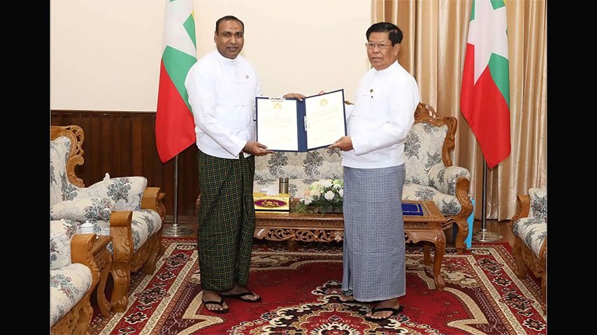 ဦးကိုကိုလတ် (ဝဲ) နှင့် စစ်ကောင်စီနိုင်ငံခြားရေးဝန်ကြီး ဦးသန်းဆွေ (ယာ) (Photo: MOFA-Myanmar)
