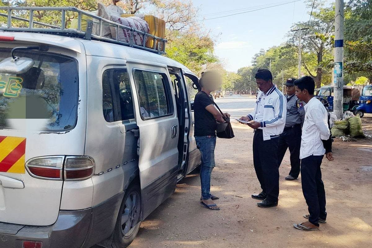 ကျောက်ပန်းတောင်းမြို့နယ်တွင် စစ်အာဏာရှင်လက်အောက်ခံအဖွဲ့များက လူငယ်များကို စစ်ဆေးနေပုံ။ (Photo : Aung Min)